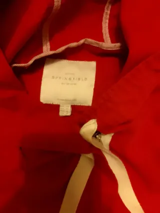 Cazadora fina roja con capucha