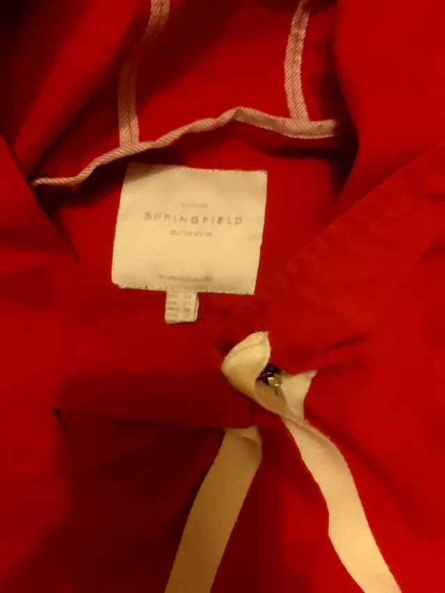 Cazadora fina roja con capucha