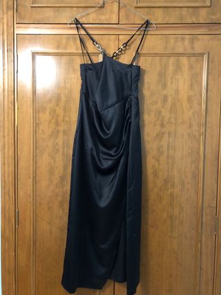 Vestido negro Zara con cadenas