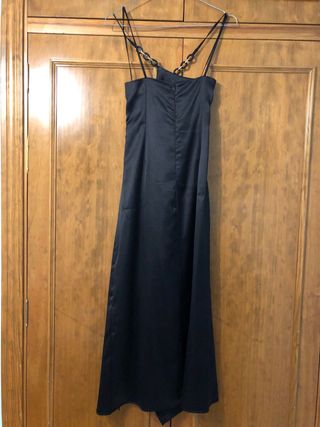 Vestido negro Zara con cadenas