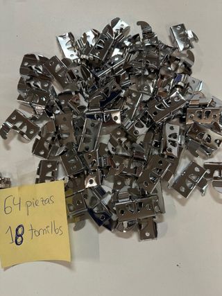 64 Ganchos para expositores + 18 tornillos