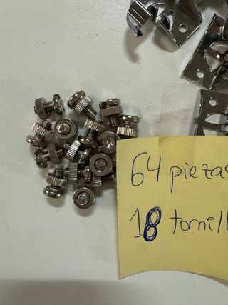 64 Ganchos para expositores + 18 tornillos