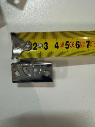 64 Ganchos para expositores + 18 tornillos