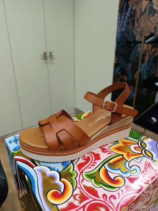 Sandalias Tortosa tacón cuña marrón