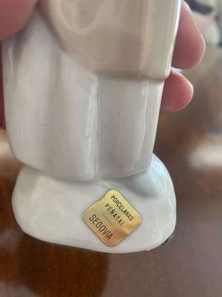 Figura porcelana adolescente con cesta