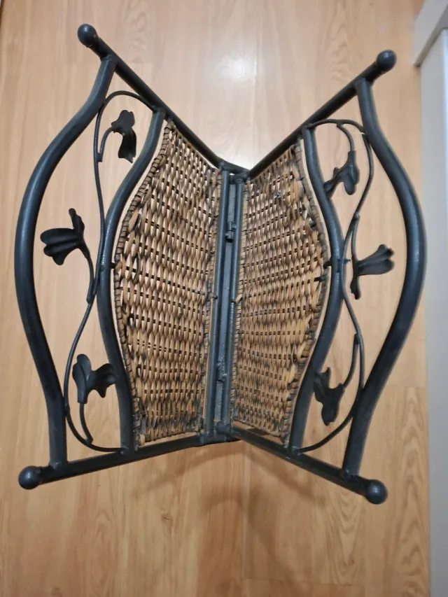 Revistero mimbre y forja negro/marrón