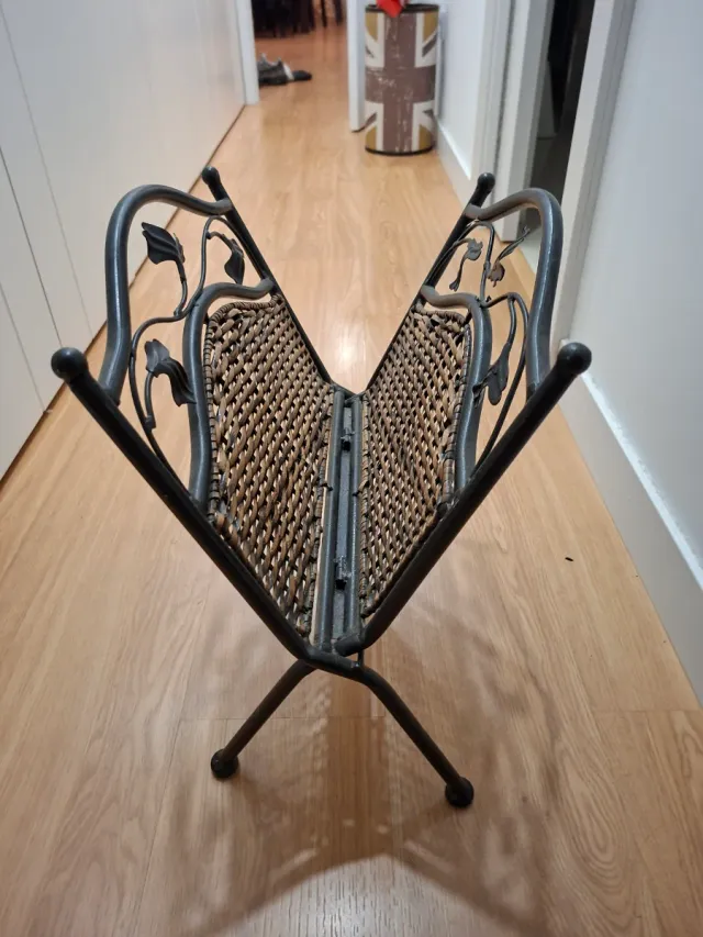 Revistero mimbre y forja negro/marrón