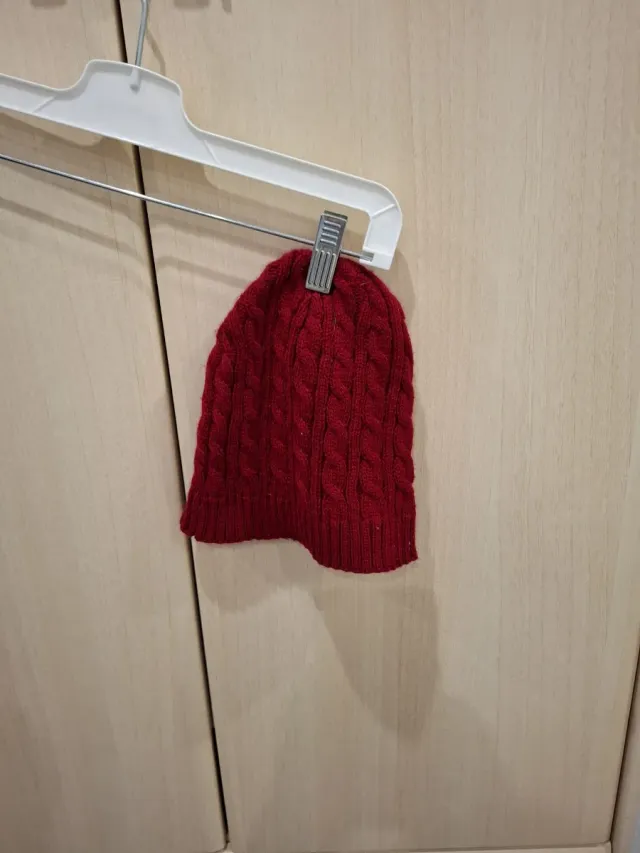 Gorro de lana tejido rojo