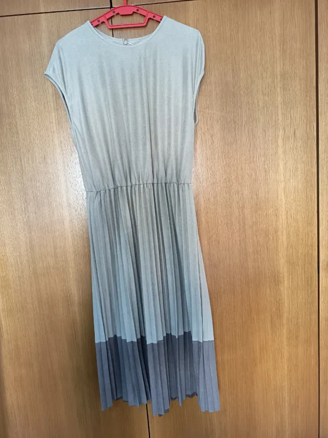 Vestido plisado dos tonos de beige T.L