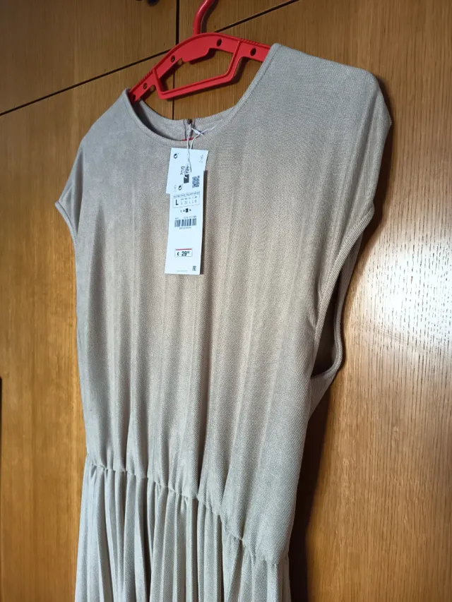 Vestido plisado dos tonos de beige T.L