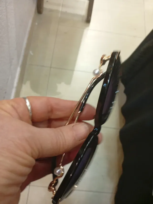 Gafas de sol  negras y doradas.