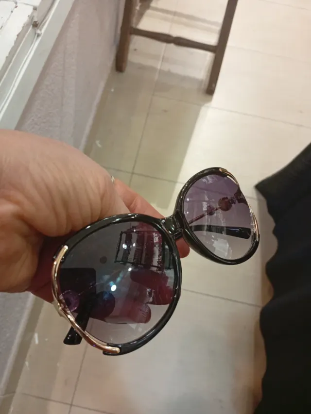 Gafas de sol  negras y doradas.