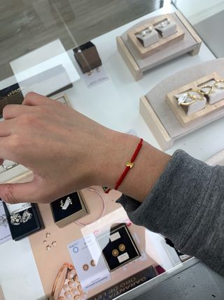 PULSERA SWEET DOLLS TOUS ORO CON NYLON ROJO