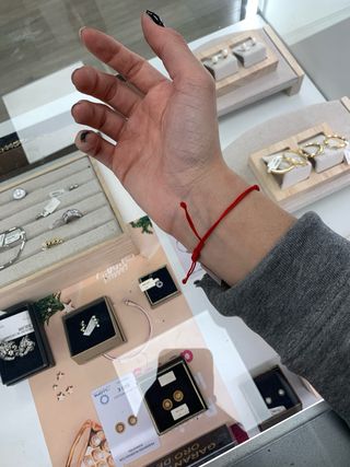 PULSERA SWEET DOLLS TOUS ORO CON NYLON ROJO