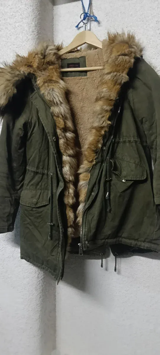 Parka verde forrada con pelo y gorro