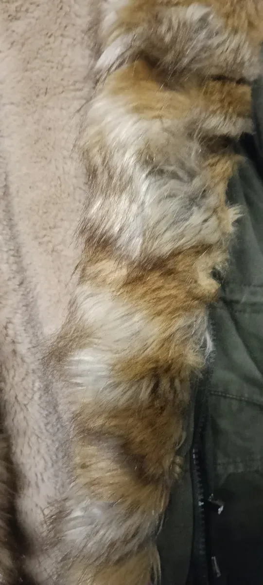 Parka verde forrada con pelo y gorro