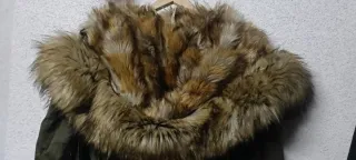 Parka verde forrada con pelo y gorro