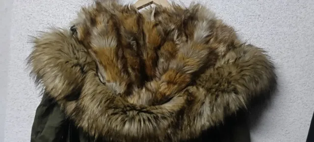 Parka verde forrada con pelo y gorro