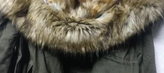 Parka verde forrada con pelo y gorro
