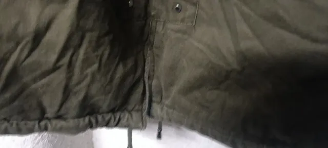 Parka verde forrada con pelo y gorro