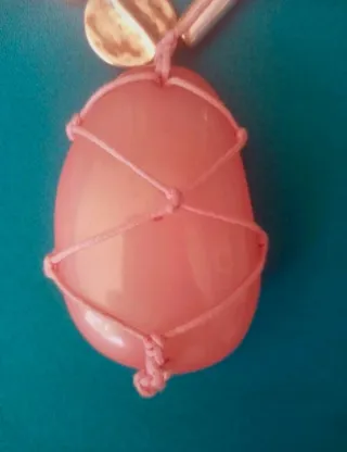 Colgante Uno de 50 Piedra Rosa y Monedas