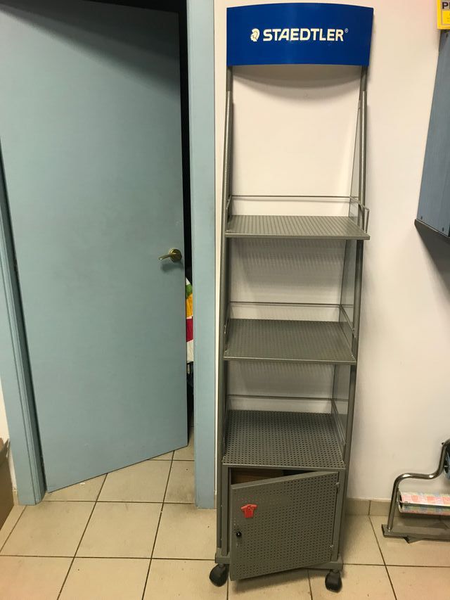 Estantería Staedtler metálica con puerta
