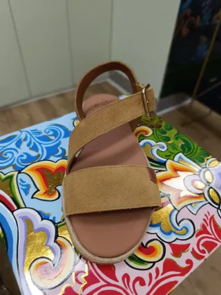 Sandalia plana avellana