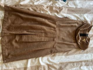 Vestido marrón con cuello alto