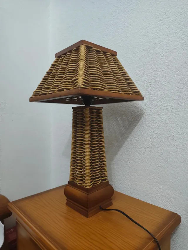 Lámpara de mimbre y madera vintage