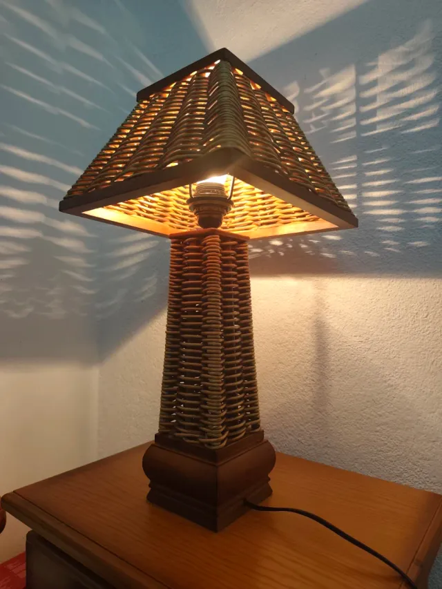 Lámpara de mimbre y madera vintage