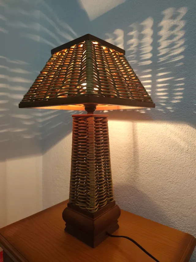 Lámpara de mimbre y madera vintage