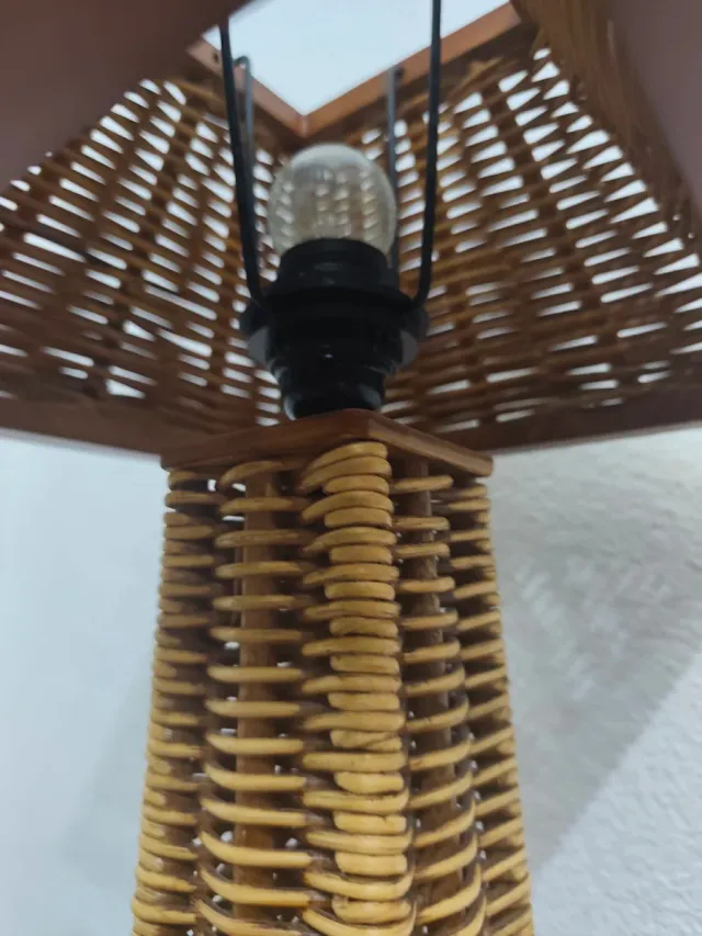 Lámpara de mimbre y madera vintage
