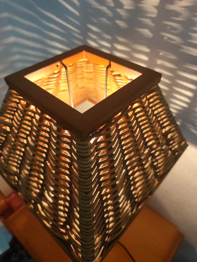 Lámpara de mimbre y madera vintage