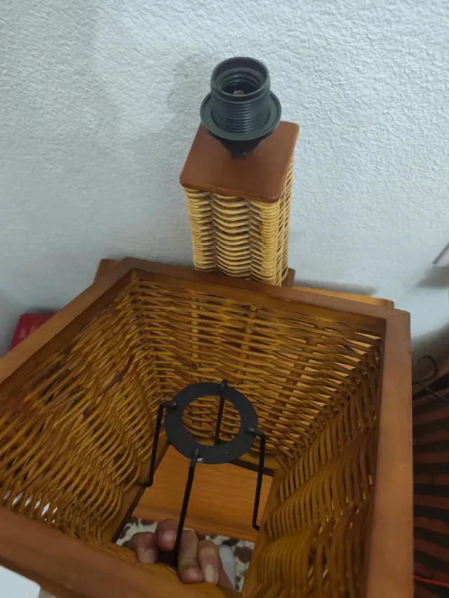 Lámpara de mimbre y madera vintage