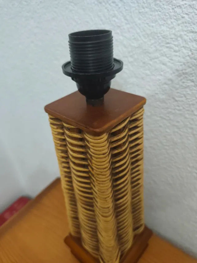 Lámpara de mimbre y madera vintage
