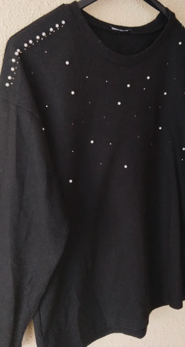 Jersey negro con perlas