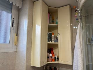 Due armadi angolari da bagno con ripiani