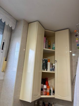 Due armadi angolari da bagno con ripiani