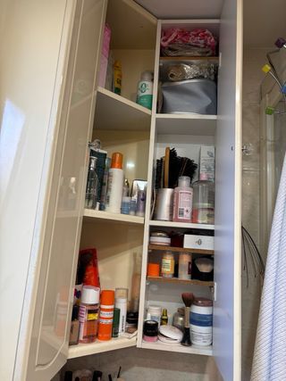 Due armadi angolari da bagno con ripiani