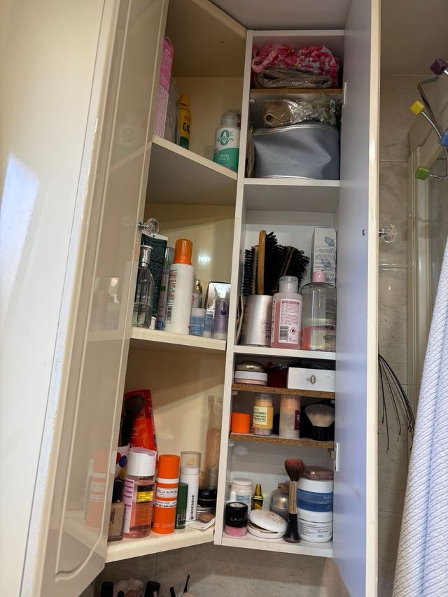 Due armadi angolari da bagno con ripiani