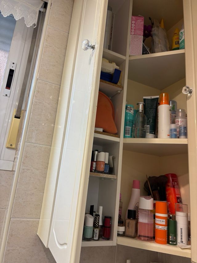 Due armadi angolari da bagno con ripiani