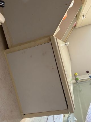 Due armadi angolari da bagno con ripiani