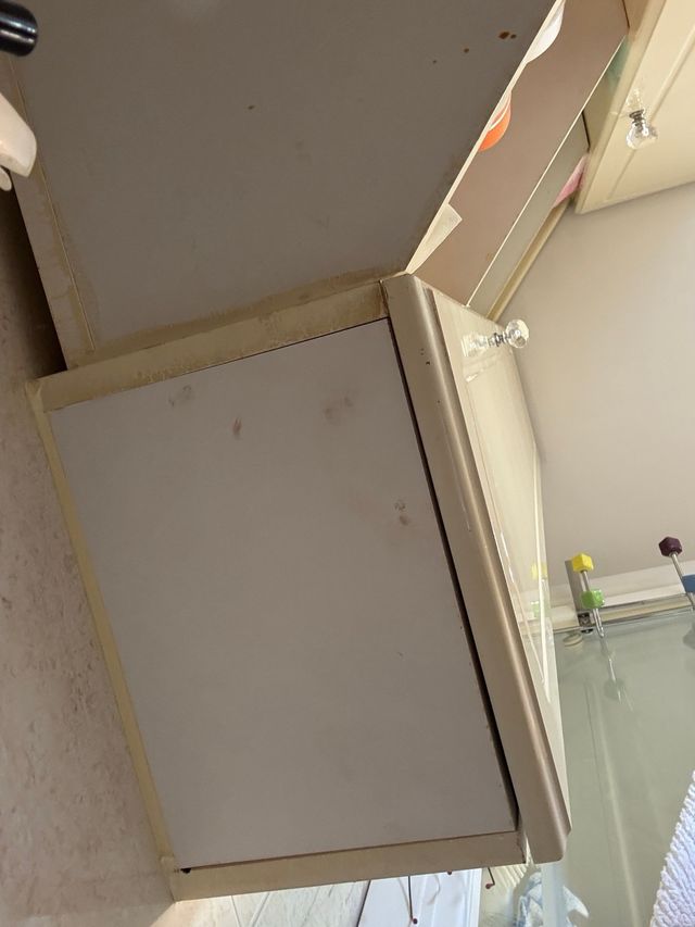 Due armadi angolari da bagno con ripiani