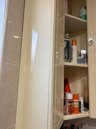 Due armadi angolari da bagno con ripiani