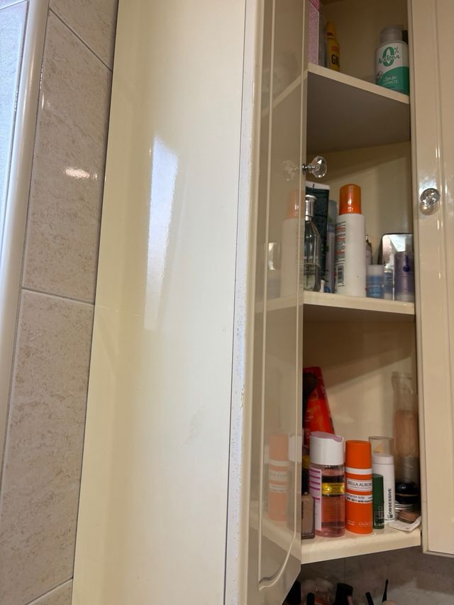 Due armadi angolari da bagno con ripiani