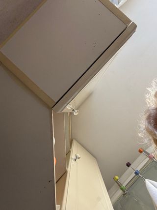 Due armadi angolari da bagno con ripiani