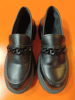Mocasines suela gruesa con cadena