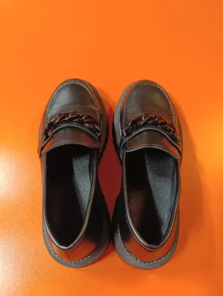Mocasines suela gruesa con cadena
