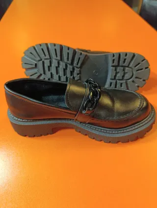 Mocasines suela gruesa con cadena