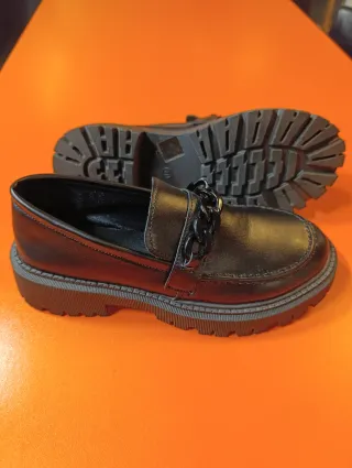 Mocasines suela gruesa con cadena